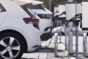 President urges electric vehicle users to charge their vehicles during daytime