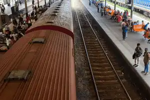 Colombo Fort Railway Operations Disrupted After Train Derails at Station