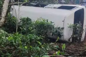 14 Factory Workers Hospitalised After Van Plunges Down Precipice in Bulathsinhala