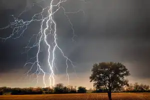 Severe Lightning Warning Issued for Several Provinces in Sri Lanka