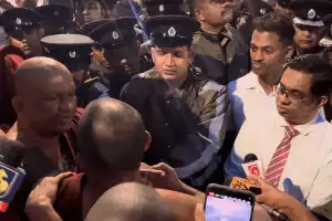 Presidential Secretary meets Buddhist monks protesting for release of Gnanasara Thero